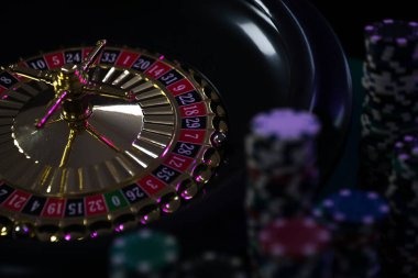 tanhoki Bingo room selection screen showing stake levels, player counts, and estimated prize pools