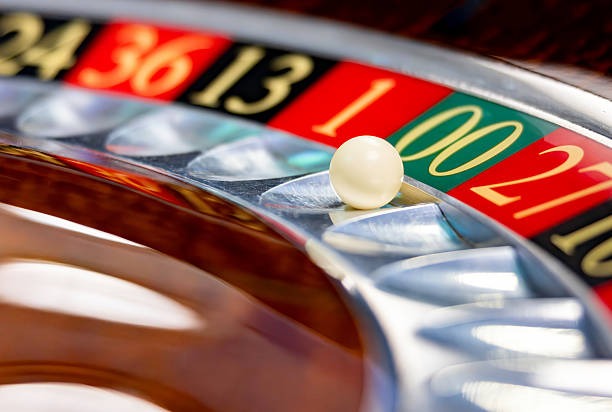 Gaple Online live-dealer table interface on tanhoki showing tile layout and player positions