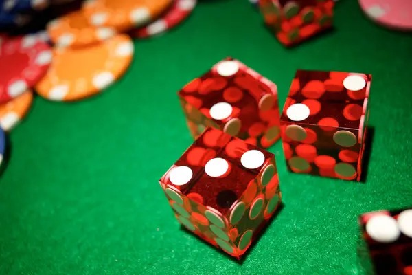 Texas Hold'em Bonus table layout showing community cards, dealer position, and payout chart on tanhoki